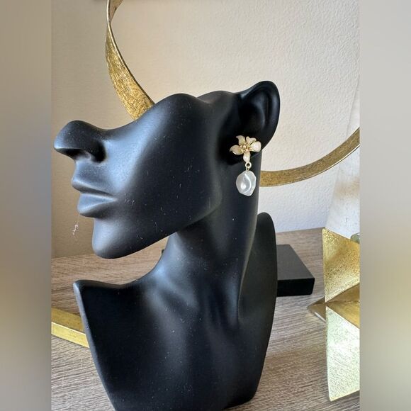 Cream Floral Drop Earrings A1401 - Picture 4 of 4